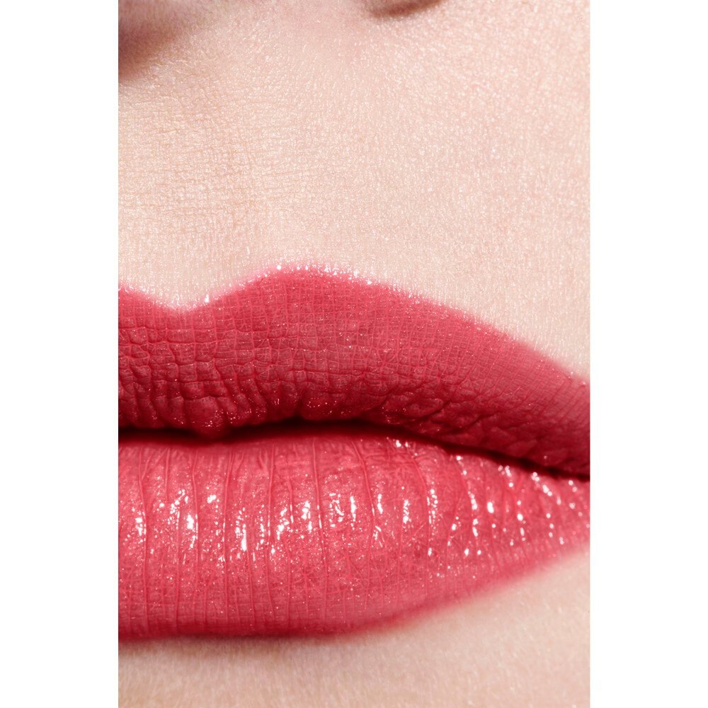 LA BARRA DE LABIOS SATINADA DE LARGA DURACI&Oacute;N, TRATAMIENTO HIDRATANTE Y ALISANTE